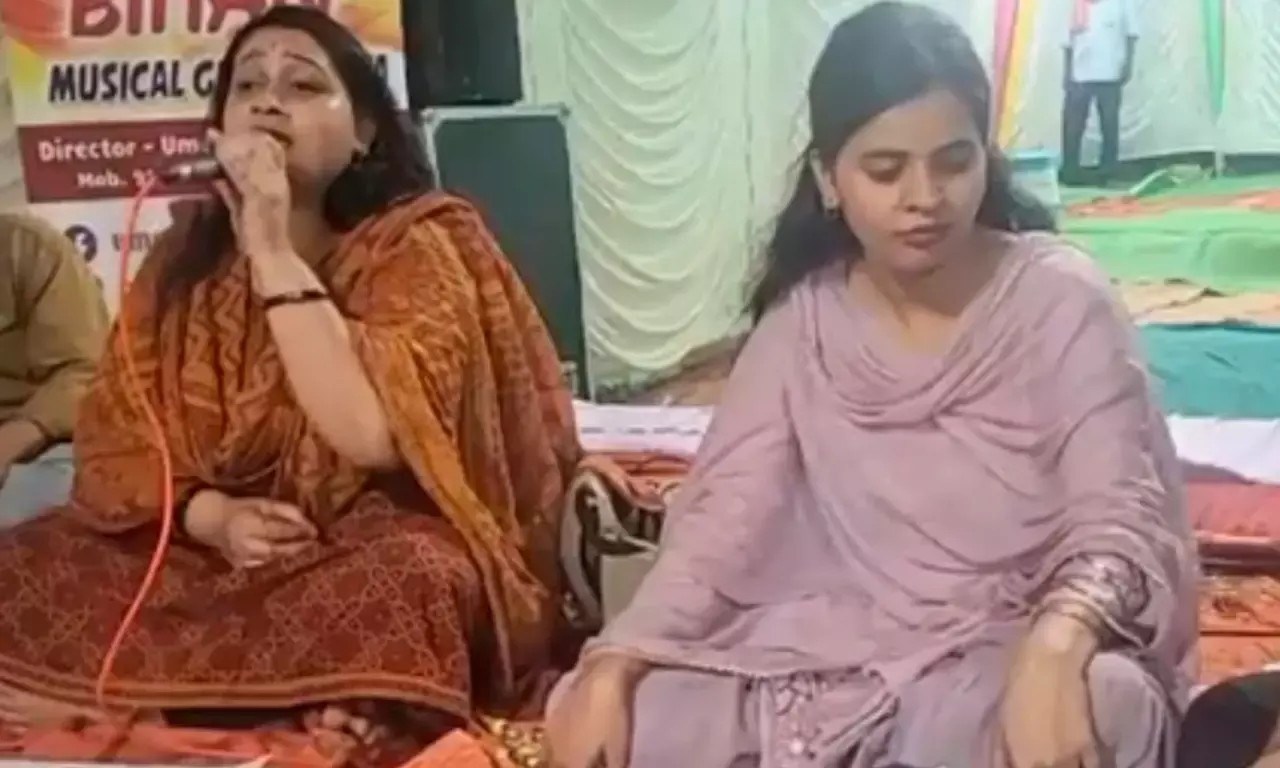 रीवा की मशहूर बघेली लोकगायिका राष्ट्रीय स्तर पर मंच कर रही साझा, दादा - पिता शिक्षक बेटी बनी सिंगर हासिल की पहचान रीवा की मशहूर बघेली लोकगायिका राष्ट्रीय स्तर पर मंच कर रही साझा, दादा - पिता शिक्षक बेटी बनी सिंगर हासिल की पहचान