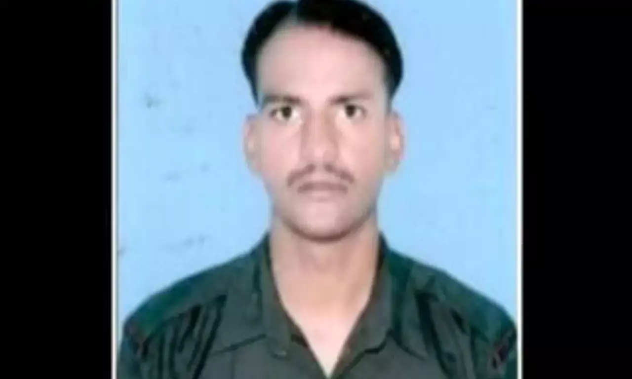 कौन है? लांस नायक शहीद सुधाकर सिंह बघेल, बिना सिर के सरहद से सीधी आया था शव, पिता बोले - बदला नहीं हुआ पूरा कौन है? लांस नायक शहीद सुधाकर सिंह बघेल, बिना सिर के सरहद से सीधी आया था शव, पिता बोले - बदला नहीं हुआ पूरा