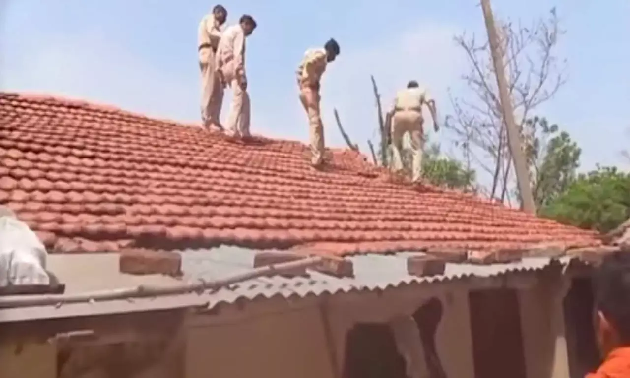 Mauganj News: मऊगंज में भाजपा नेता के घर घुस गया आदमखोर, गांव में मचा हड़कंप टूट पड़ा रीवा प्रशासन Mauganj News: मऊगंज में भाजपा नेता के घर घुस गया आदमखोर, गांव में मचा हड़कंप टूट पड़ा रीवा प्रशासन