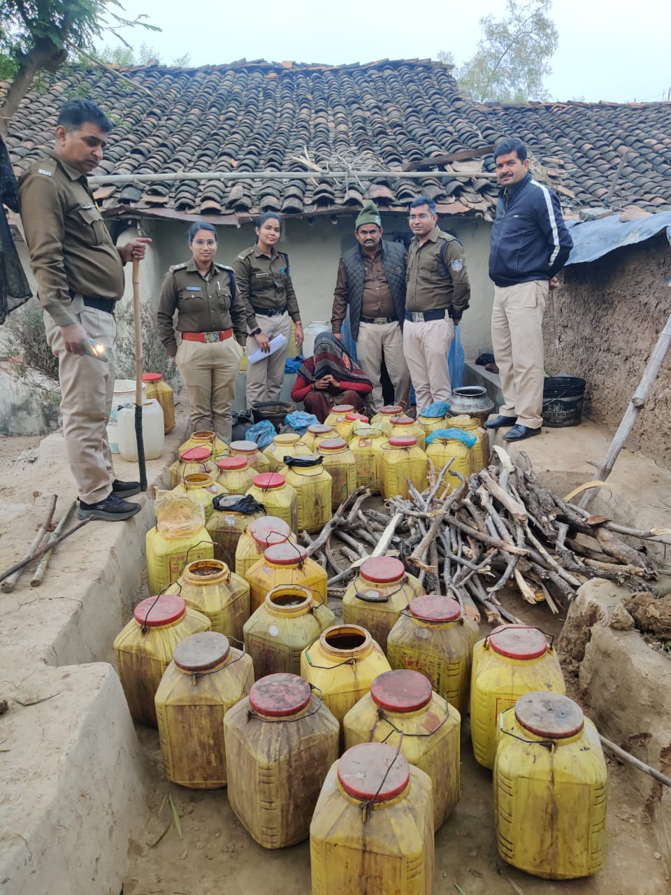 आबकारी टीम की दबिश भारी मात्रा में अवैध मदिरा बरामद आबकारी टीम की दबिश भारी मात्रा में अवैध मदिरा बरामद