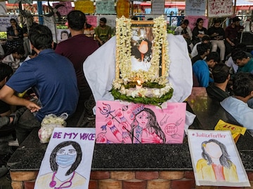 RG Kar rape case: कोलकाता डाॅक्टर रेप केस में कोर्ट का फैसला, आरोपी संजय रॉय बोला मैं निर्दोष हूं। हुई 25 साल की सजा-ए-मौत RG Kar rape case: कोलकाता डाॅक्टर रेप केस में कोर्ट का फैसला, आरोपी संजय रॉय बोला मैं निर्दोष हूं। हुई 25 साल की सजा-ए-मौत