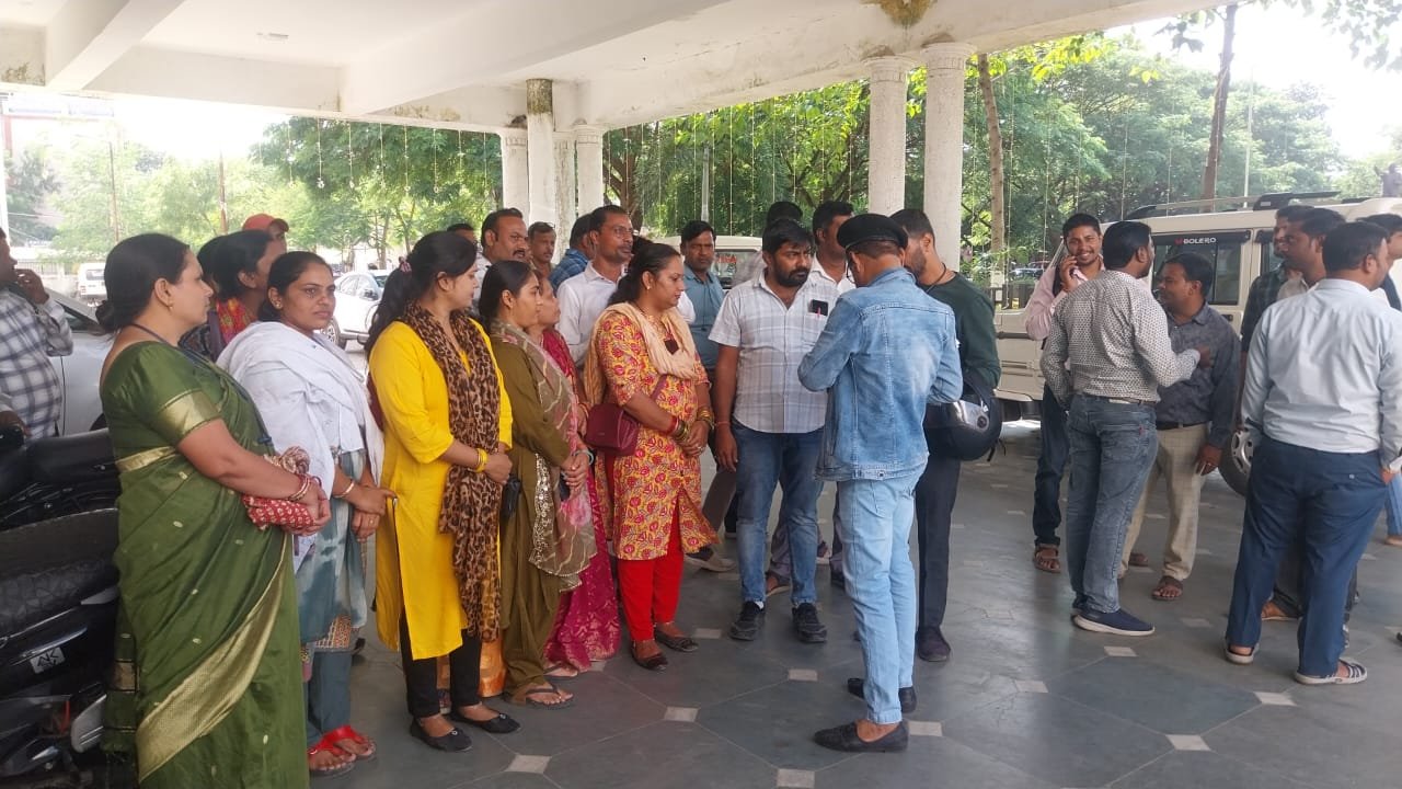 रीवा में रोजगार सहायकों का फूटा गुस्सा: 'अवैध' बीएलओ ड्यूटी के खिलाफ आंदोलन की चेतावनी 1 IMG 20251103 WA0018