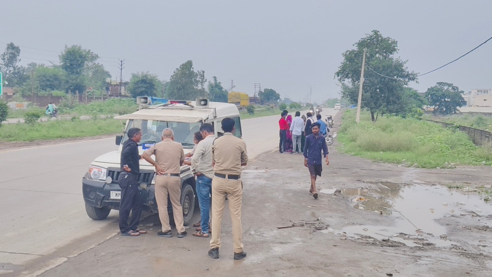 Chorahta police: चोरहटा पुलिस की बड़ी कार्रवाई: झाड़ियों में छिपाकर रखी 5 पेटी अवैध शराब जब्त, अज्ञात पर मामला दर्ज 2 IMG 20260830 161536