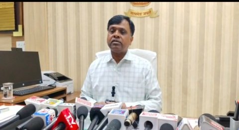 Mp news: सरकारी सड़क पर कब्जे का आरोप: सरपंच ने बीच रास्ते में गाड़ा 'निजी रास्ता' का बोर्ड, JCB से खुदवाई सड़क 1 20260908 214807